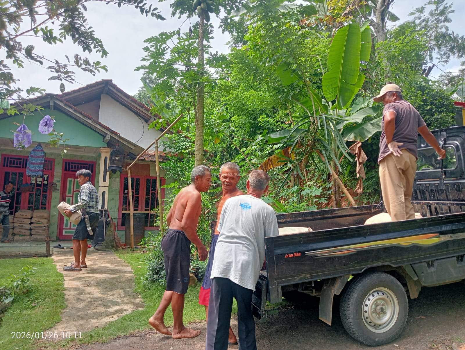 Penyaluran bantuan semen di RT 009 RW 002
