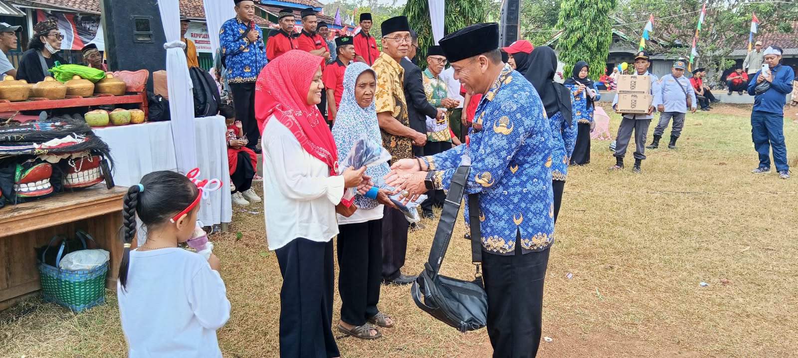PENYERAHAN DOORPRISE UNDIAN KARNAFAL HUT RI KE 81 DESA RUNGKANG